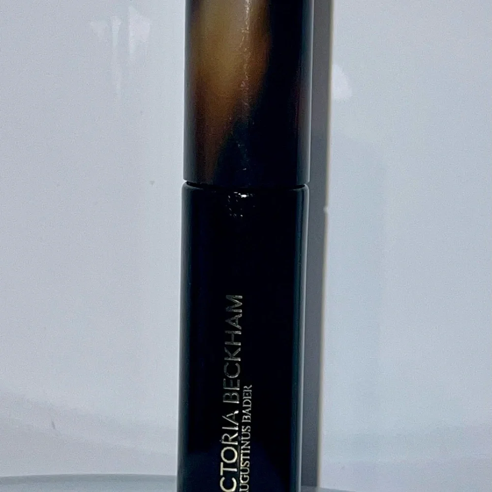 The cell Rejuvenating by Victoria Beckham Black Beauty Product - Picture 4 of 6